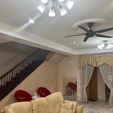 D'Lestari Homestay เซอรีเคมบางัน ภายนอก รูปภาพ
