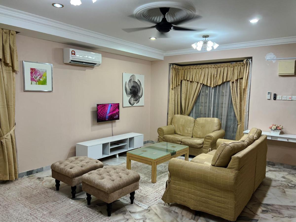 D'Lestari Homestay เซอรีเคมบางัน ภายนอก รูปภาพ