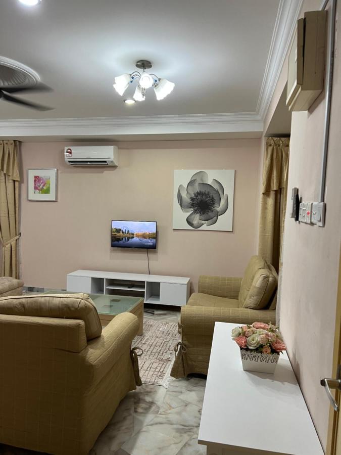D'Lestari Homestay เซอรีเคมบางัน ภายนอก รูปภาพ