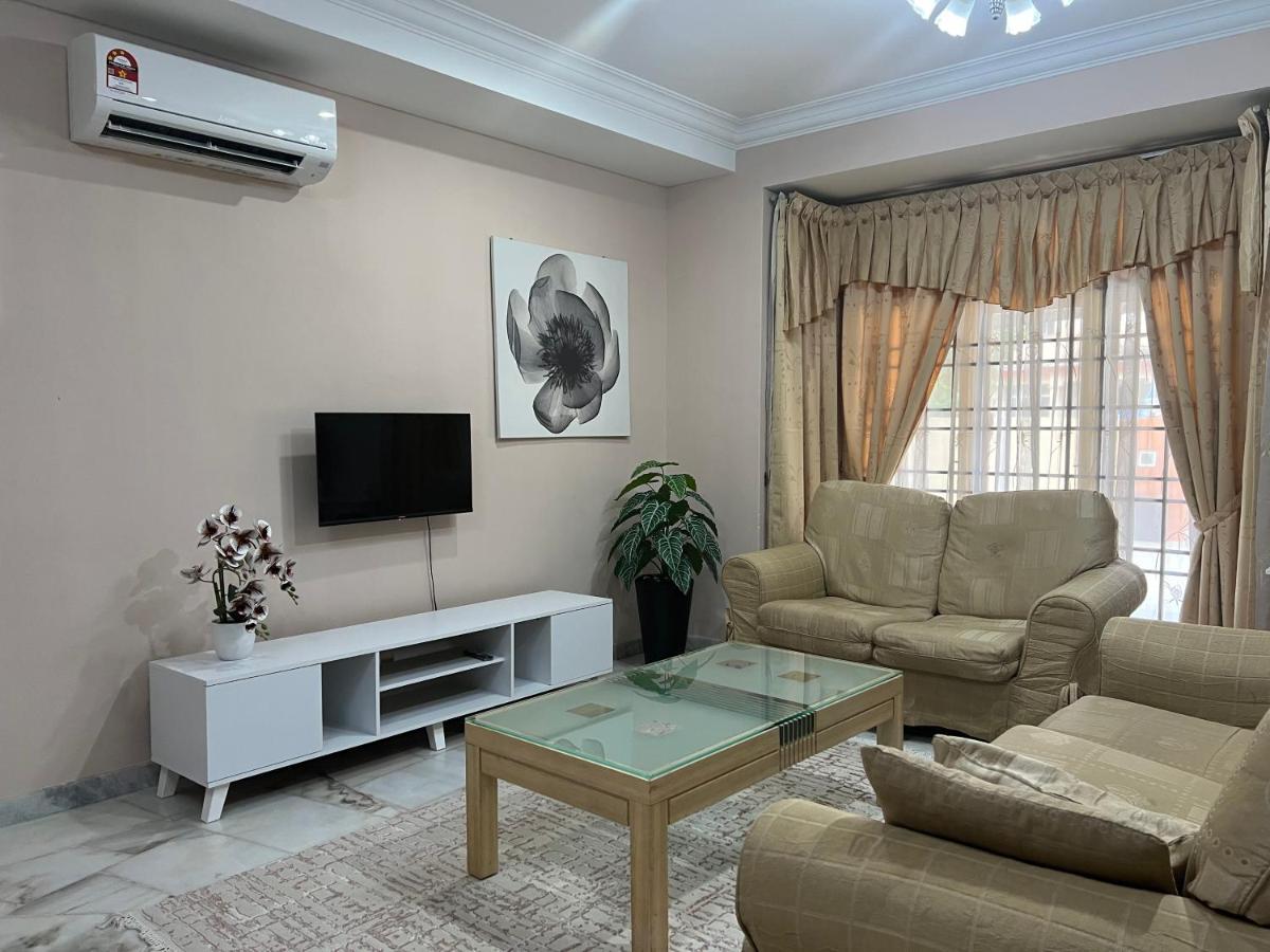 D'Lestari Homestay เซอรีเคมบางัน ภายนอก รูปภาพ