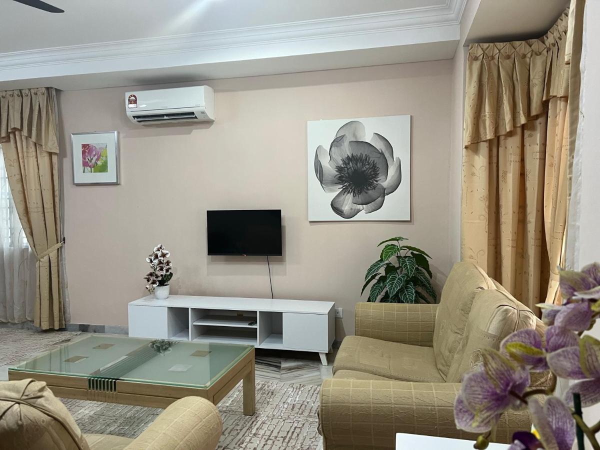 D'Lestari Homestay เซอรีเคมบางัน ภายนอก รูปภาพ