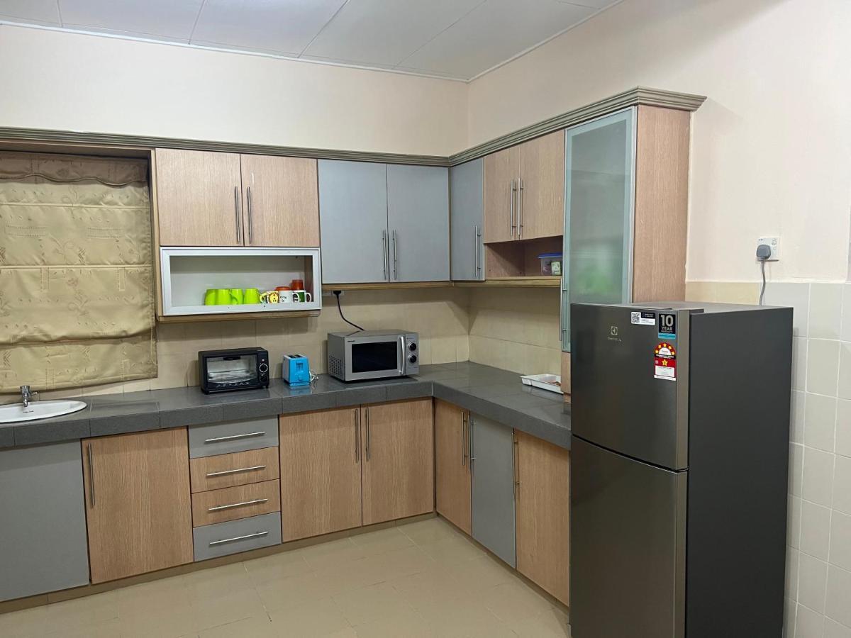 D'Lestari Homestay เซอรีเคมบางัน ภายนอก รูปภาพ