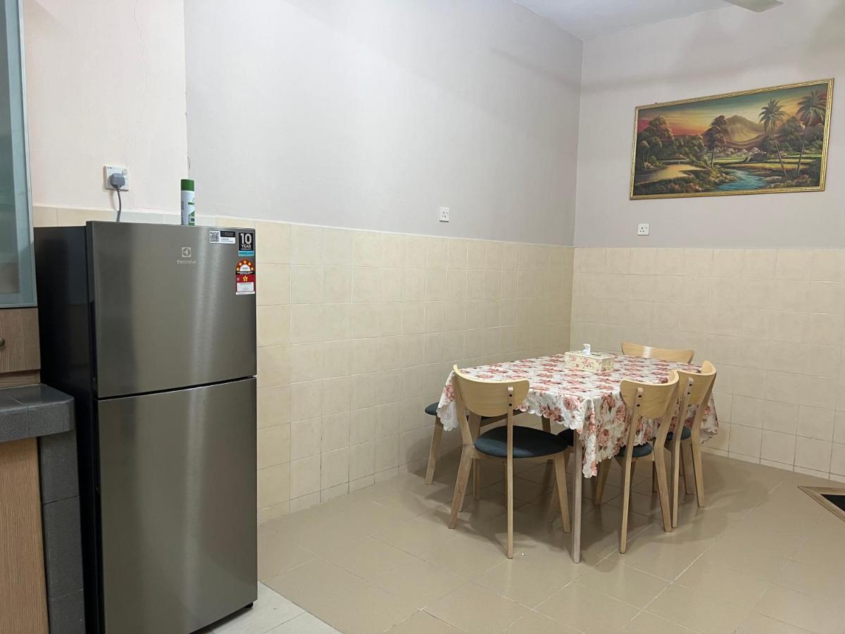 D'Lestari Homestay เซอรีเคมบางัน ภายนอก รูปภาพ