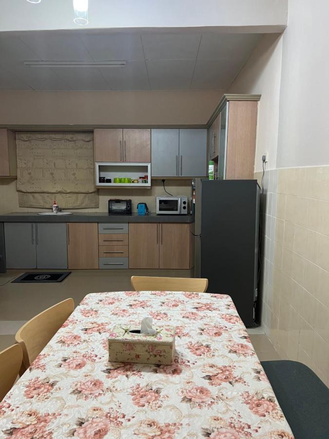 D'Lestari Homestay เซอรีเคมบางัน ภายนอก รูปภาพ