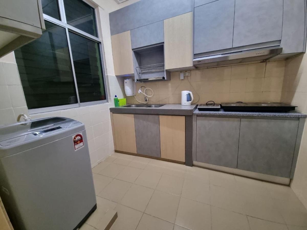 D'Lestari Homestay เซอรีเคมบางัน ภายนอก รูปภาพ