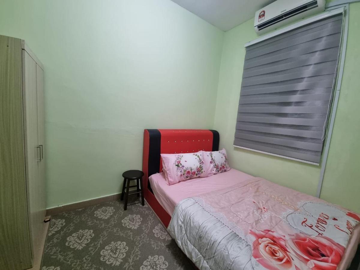 D'Lestari Homestay เซอรีเคมบางัน ภายนอก รูปภาพ