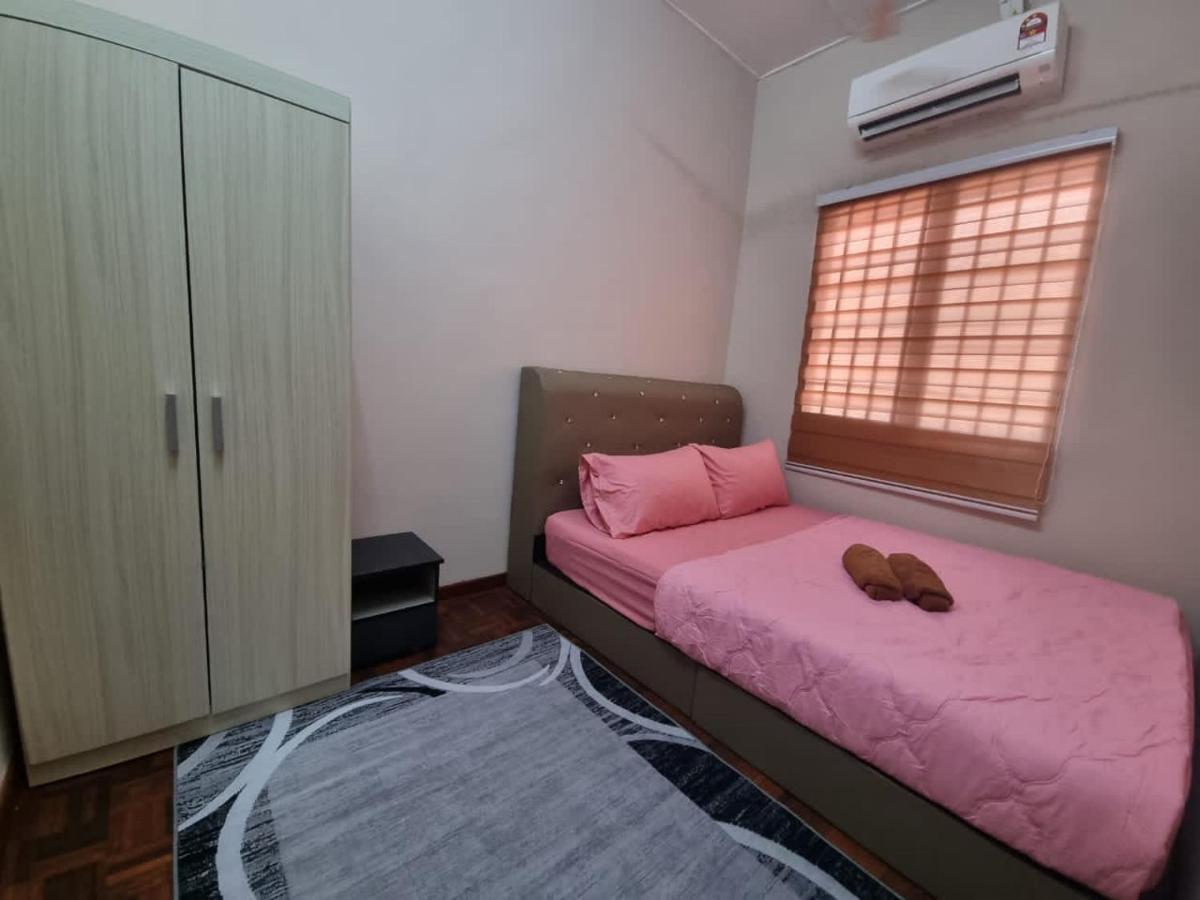 D'Lestari Homestay เซอรีเคมบางัน ภายนอก รูปภาพ