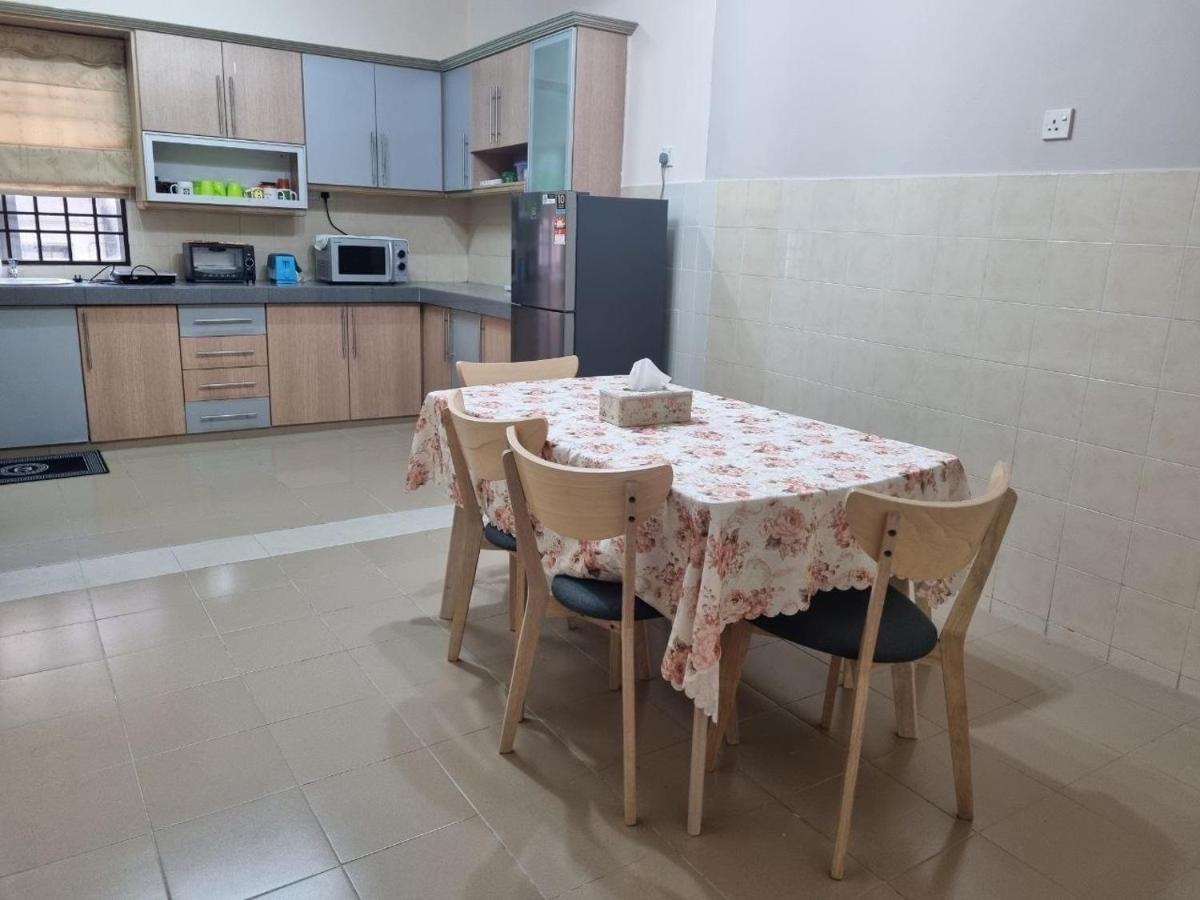 D'Lestari Homestay เซอรีเคมบางัน ภายนอก รูปภาพ